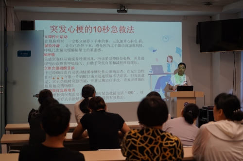 河南分公司邀請健康專(zhuān)家舉辦“心腦血管疾病防治與健康管理”講座，醫生深入淺出地講解了夏季血壓、血糖、血脂波動(dòng)的風(fēng)險因素及科學(xué)管理策略，指導老年人日常飲食調節、適度運動(dòng)安排和規律作息的重要性，為居民筑起健康防線(xiàn)。